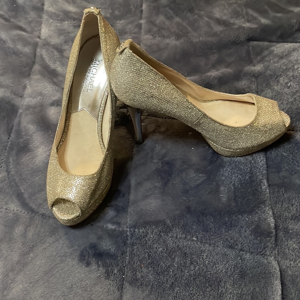Michael Kors Woman’s Metallic York Glitter Platform peep-toe pump. - Picture 2 of 6